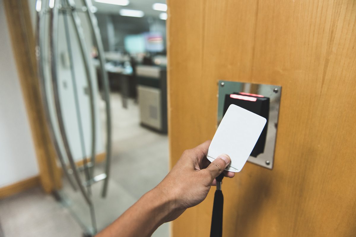 Badge d'accès sur un lecteur de contrôle d'accès