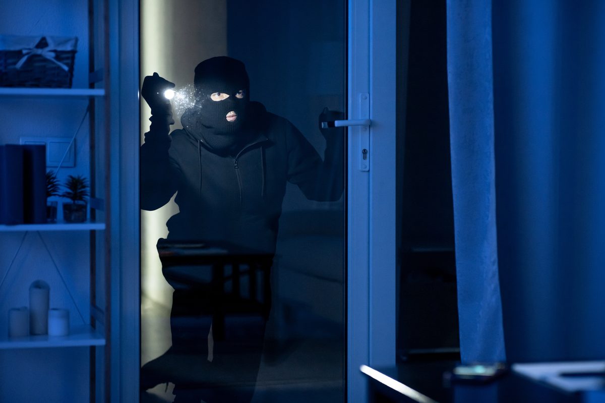 Intrusion nocturne détectée par un système d'alarme