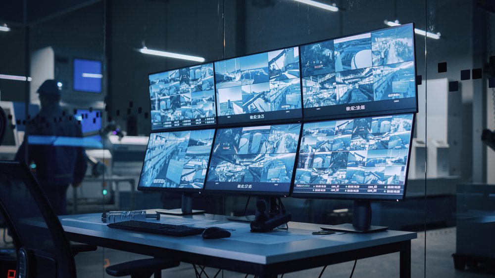 Salle de contrôle avec écrans de vidéosurveillance